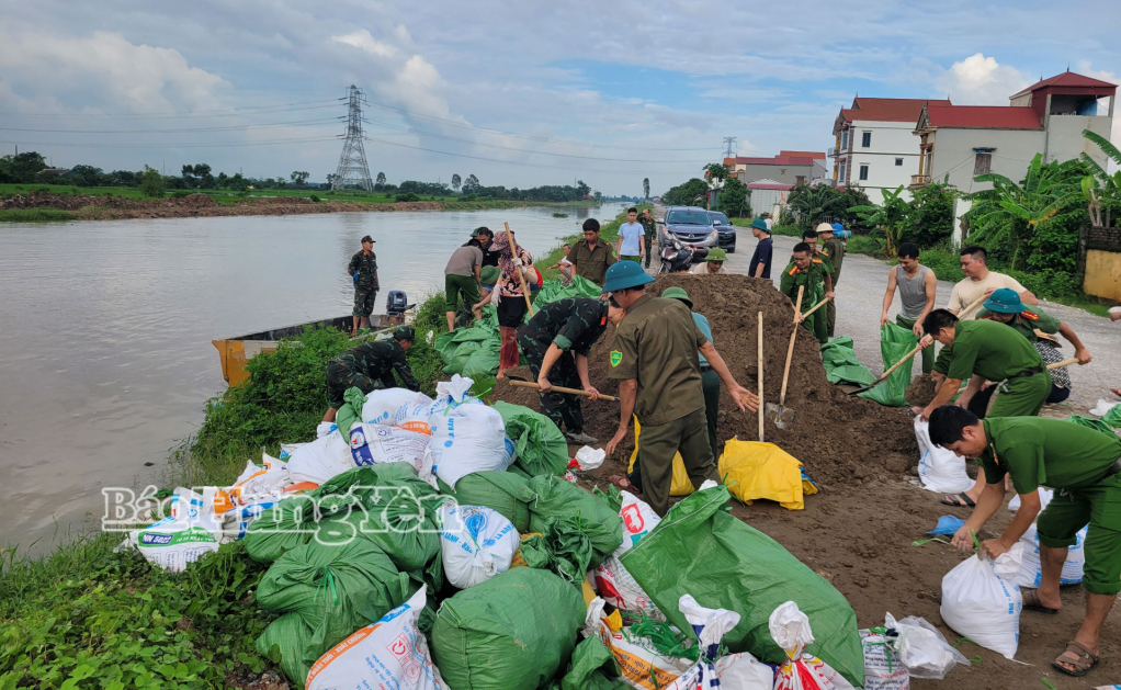 Các lực lượng tham gia đắp bờ, chống tràn tại sông Bần Vũ Xá, phường Thượng Hồng.