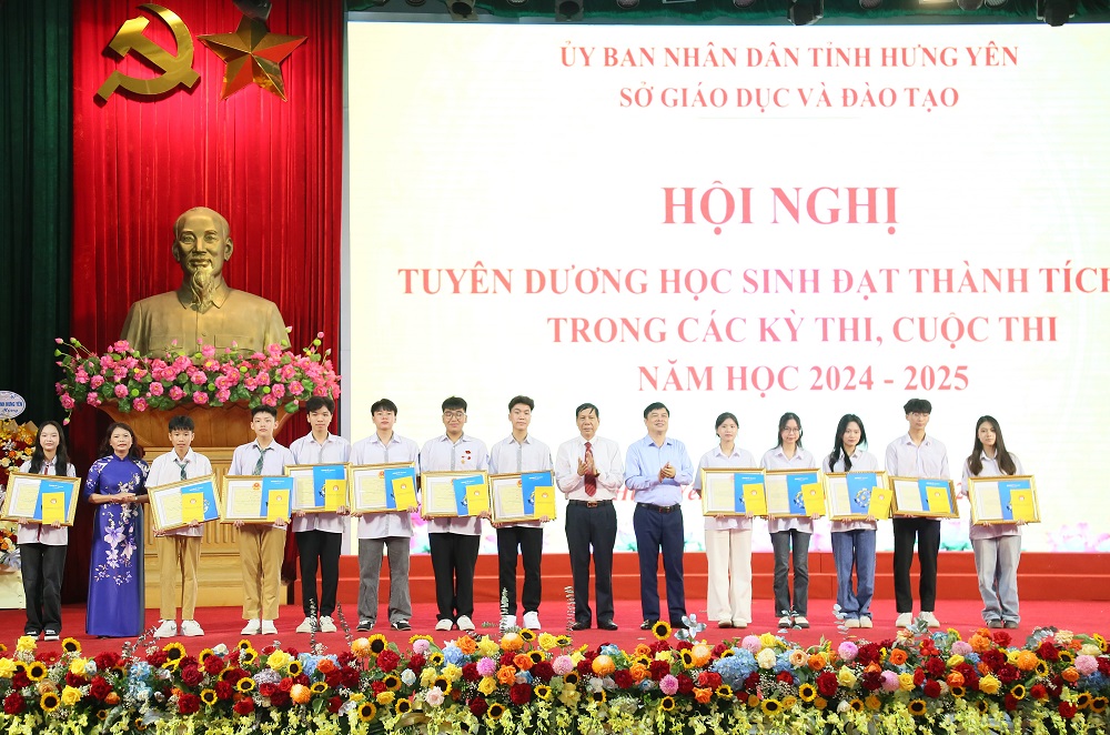   VV88id nổ hũ: Khen thưởng học sinh đạt thành tích cao trong các kỳ thi, cuộc thi cấp tỉnh, cấp quốc gia năm học 2024 - 2025