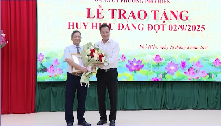   Bí thư VV88 casino trao huy hiệu Đảng đợt 2.9