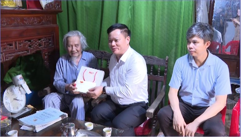   Chủ tịch UBND tỉnh trao huy hiệu đảng, tặng quà lão thành cách mạng