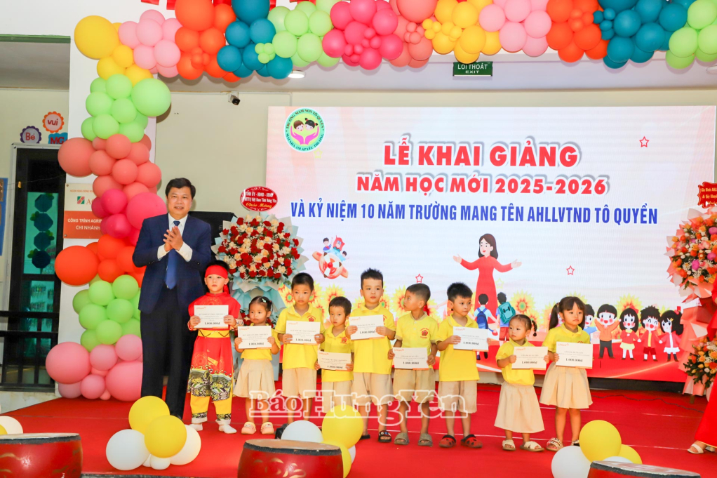   Đồng chí Trần Quốc Toản, Phó Bí thư Thường trực VV88 casino dự lễ khai giảng năm học 2025 - 2026 tại Trường mầm non Tô Quyền và lễ kỷ niệm 10 năm trường mang tên Anh hùng Lực lượng vũ trang nhân dân Tô Quyền