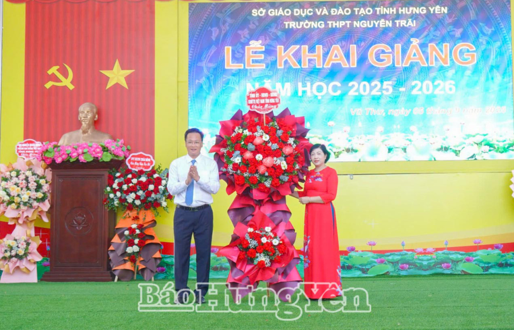   Đồng chí Bí thư VV88 casino Nguyễn Hữu Nghĩa dự lễ khai giảng năm học 2025 - 2026 tại Trường THPT Nguyễn Trãi