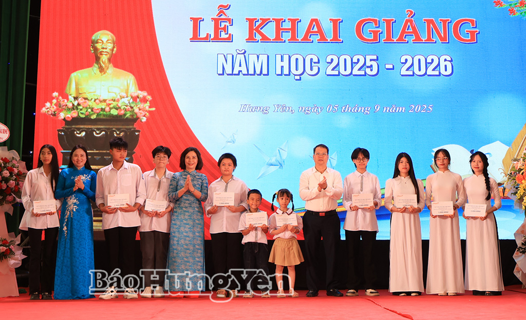   Đồng chí Phó Bí thư VV88 casino, Chủ tịch Ủy ban MTTQ Việt Nam tỉnh Nguyễn Mạnh Hùng dự lễ khai giảng năm học mới tại Trường THCS Vũ Phúc và Trường Cao đẳng Sư phạm Thái Bình