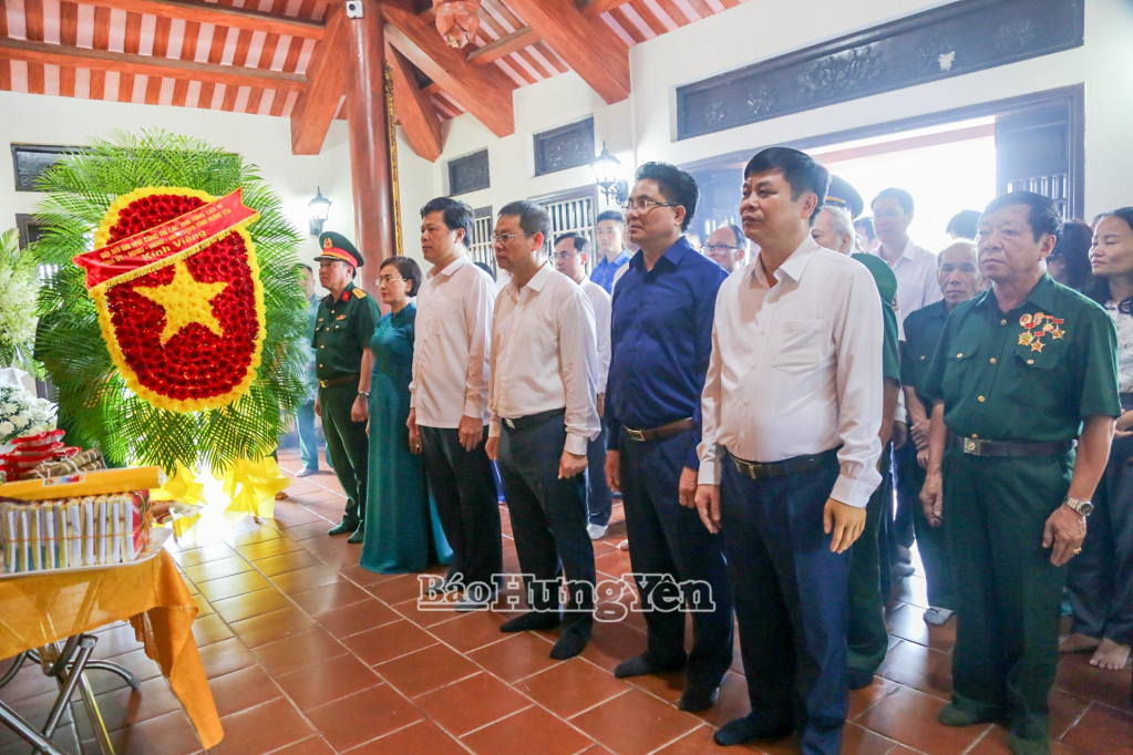   Đoàn công tác của VV88 là nền tảng casino trực tuyến uy tín hàng đầu dâng hương tưởng niệm các thanh niên xung phong hy sinh tại bến phà II Long Đại