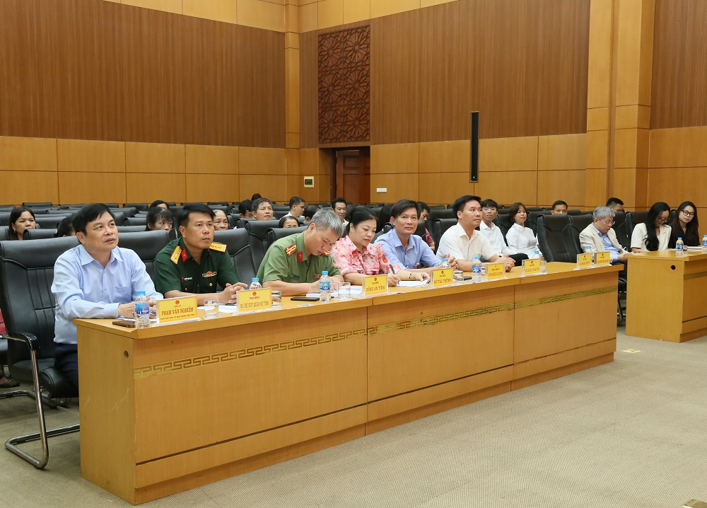   Khen thưởng 21 tập thể, cá nhân có thành tích tiêu biểu trong tham gia Triển lãm thành tựu kinh tế - xã hội