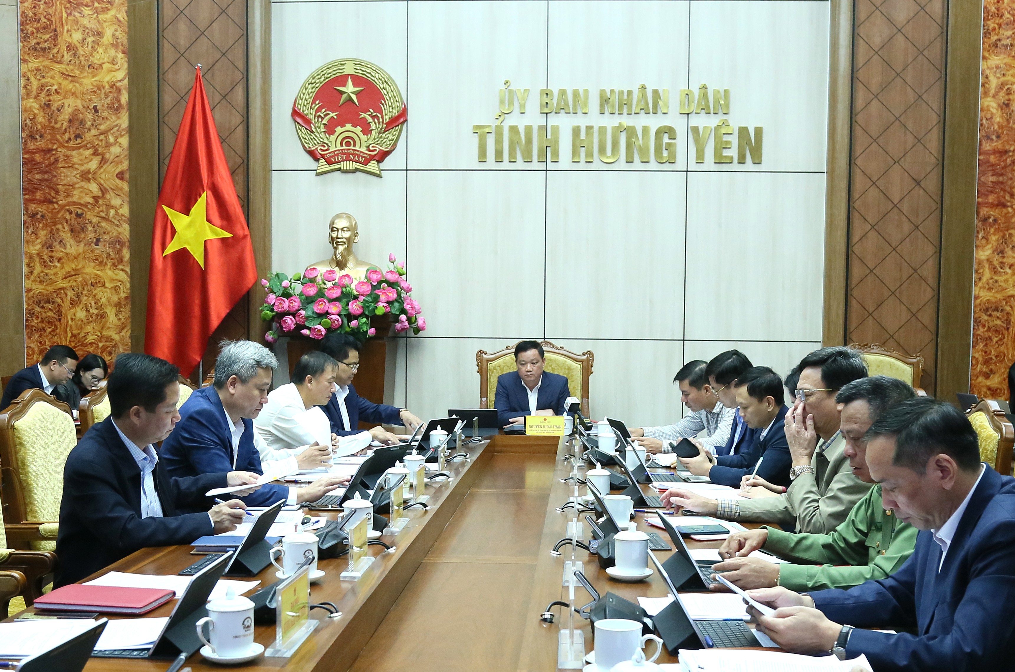   UBND tỉnh họp phiên thường kỳ tháng 10 và hội nghị trực tuyến với các địa phương