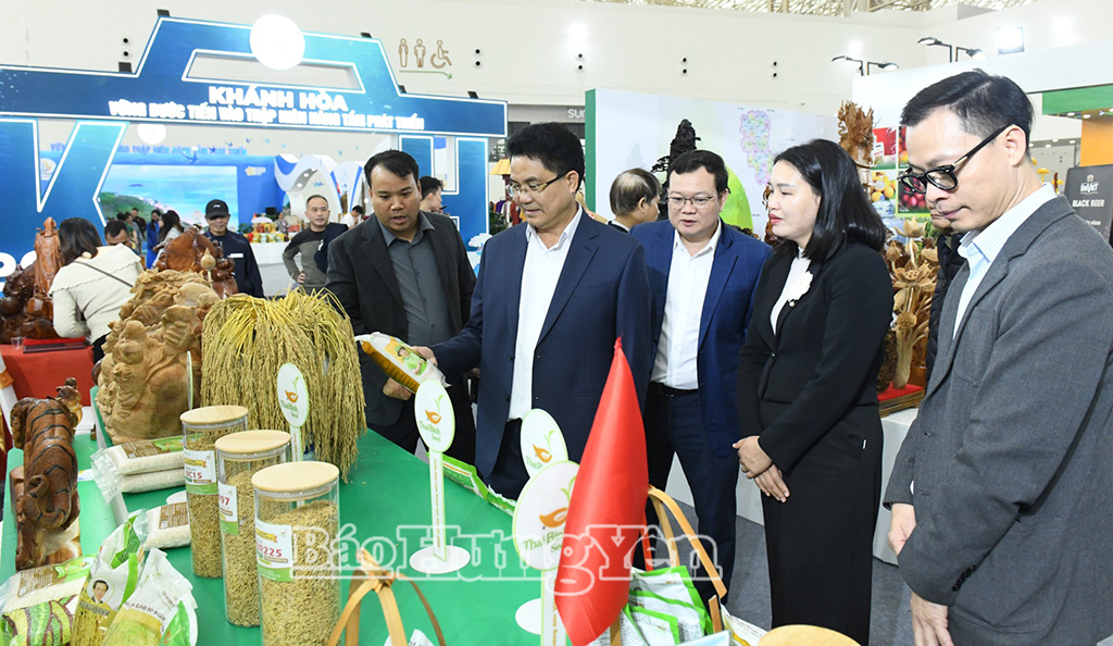   Phó Chủ tịch UBND tỉnh Lê Quang Hòa thăm gian hàng VV88 là nền tảng casino trực tuyến uy tín hàng đầu tại Hội chợ mùa Thu lần thứ I - 2025