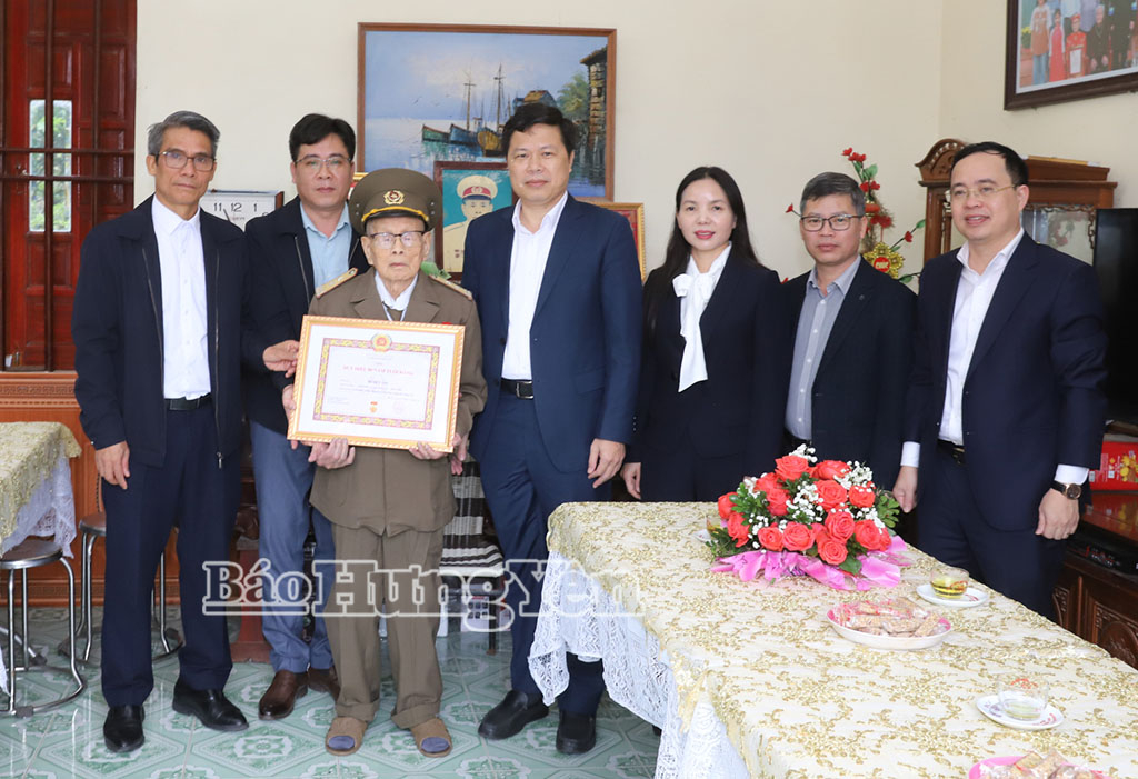   Đồng chí Phó Bí thư Thường trực VV88 casino Trần Quốc Toản trao Huy hiệu 80 năm, 75 năm tuổi Đảng