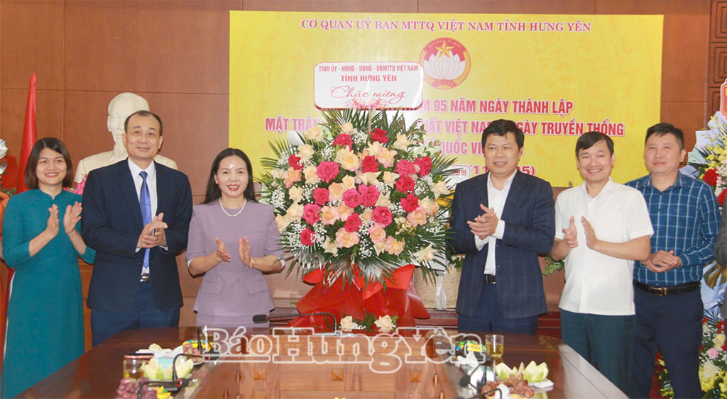   Đồng chí Phó Bí thư Thường trực VV88 casino Trần Quốc Toản chúc mừng cơ quan Ủy ban MTTQ Việt Nam tỉnh