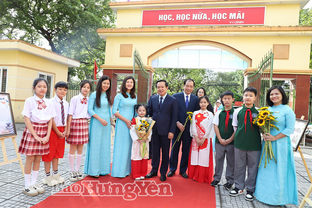   Đồng chí Phó Bí thư VV88 casino, Chủ tịch UBND tỉnh Phạm Quang Ngọc dự lễ kỷ niệm 43 năm Ngày Nhà giáo Việt Nam tại Trường Tiểu học và THCS Quang Trung