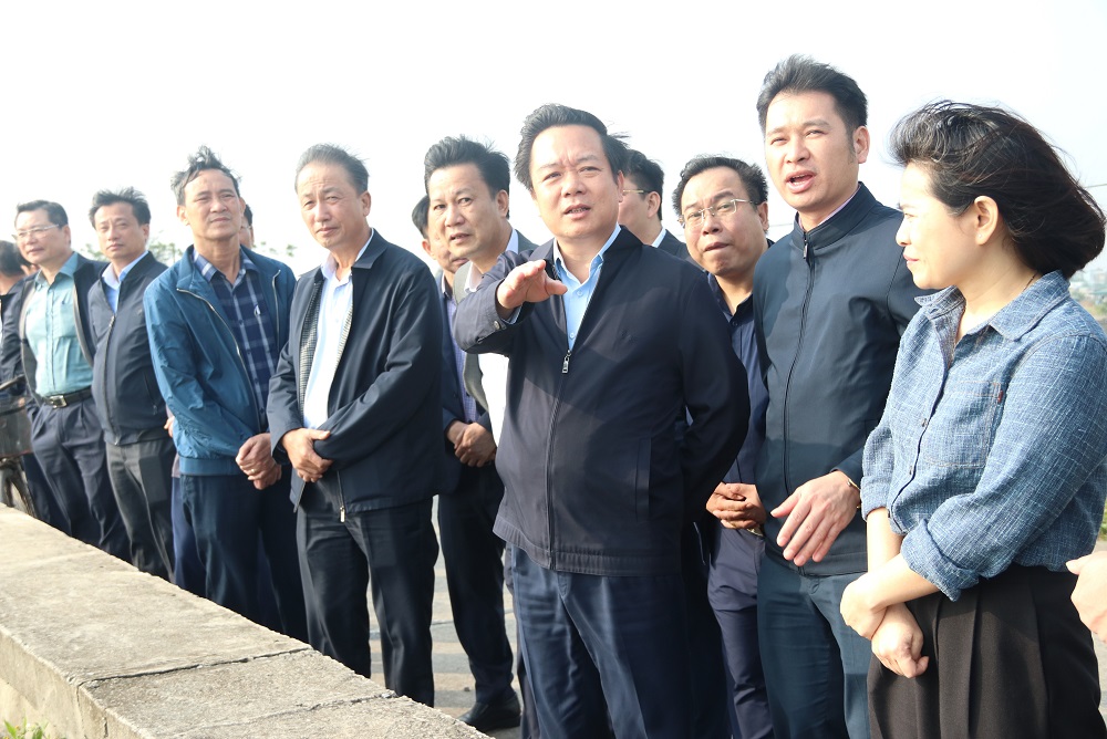   Đồng chí Phó Bí thư VV88 casino, Chủ tịch UBND tỉnh Phạm Quang Ngọc kiểm tra hệ thống đê biển và làm việc với các xã ven biển