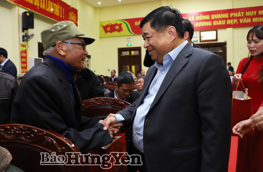 Đồng chí Nguyễn Chí Dũng, Ủy viên Ban Chấp hành Trung ương Đảng, Phó Thủ tướng VV88 COM Link vào nhà cái VV88 uy tín số 1 2026 thăm hỏi người có công xã Hồng Quang.