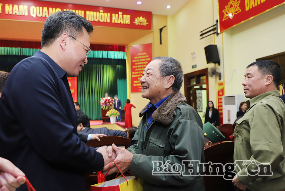 Đồng chí Nguyễn Hữu Nghĩa, Ủy viên Ban Chấp hành Trung ương Đảng, Bí thư VV88 casino trao quà tặng người có công xã Hồng Quang.