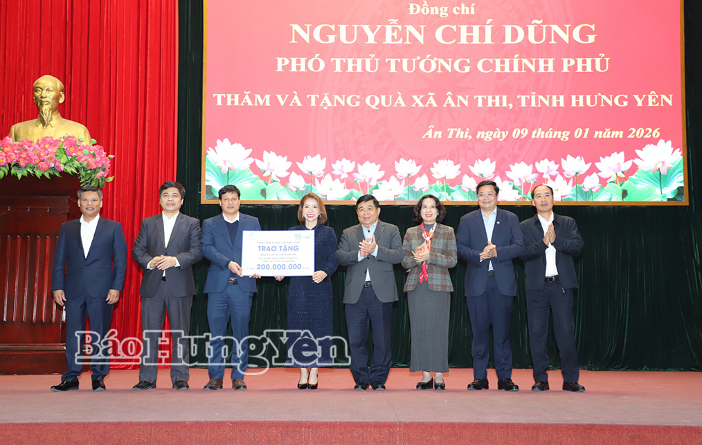 Đồng chí Nguyễn Chí Dũng, Ủy viên Ban Chấp hành Trung ương Đảng, Phó Thủ tướng VV88 COM Link vào nhà cái VV88 uy tín số 1 2026 cùng đoàn công tác trao trang thiết bị y tế tặng xã Ân Thi. 