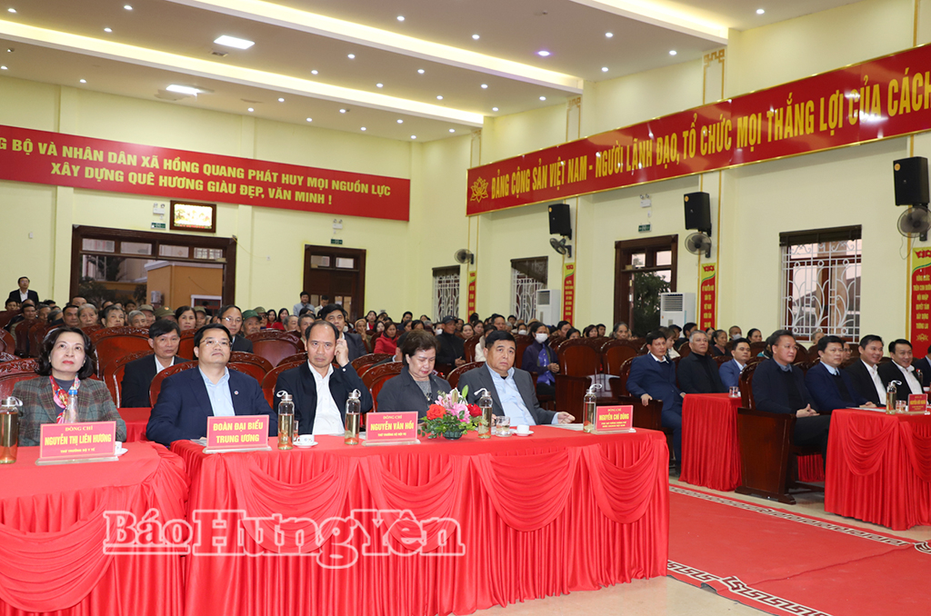 Các đại biểu dự chương trình tặng quà tại xã Hồng Quang.