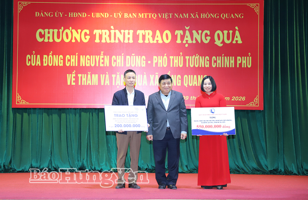   Phó Thủ tướng VV88 COM Link vào nhà cái VV88 uy tín số 1 2026 Nguyễn Chí Dũng trao tặng quà tại 2 xã Ân Thi và Hồng Quang