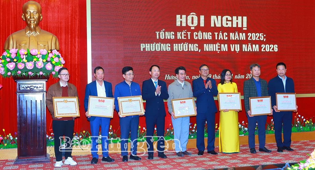 Lãnh đạo Ban Quản lý dự án đầu tư xây dựng số 2 khen thưởng các tập thể, cá nhân có thành tích xuất sắc.