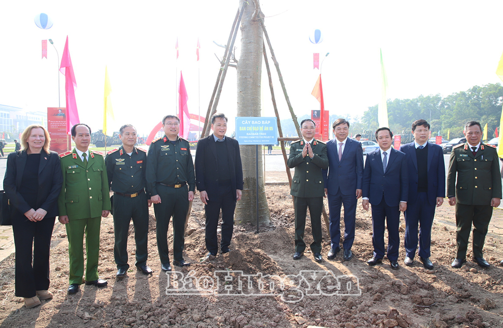 Các đại biểu gắn biển trụ sở Trung tâm Đào tạo và Phát triển năng lực gìn giữ hòa bình.