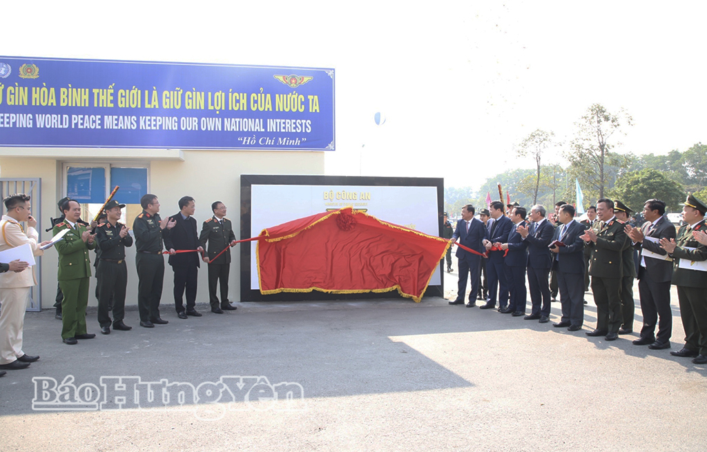 Các đại biểu gắn biển trụ sở Trung tâm Đào tạo và Phát triển năng lực gìn giữ hòa bình.