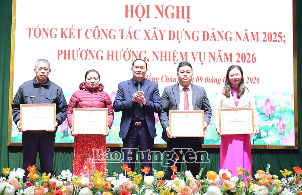 Lãnh đạo phường Hồng Châu tặng giấy khen cho các tập thể hoàn thành xuất sắc nhiệm vụ năm 2025.