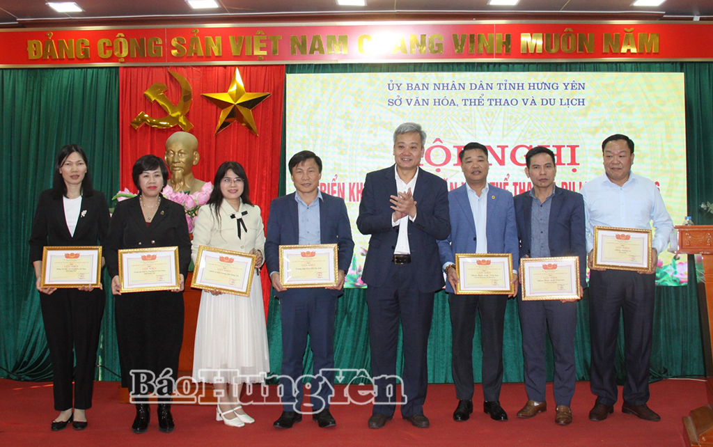 Giám đốc Sở Văn hóa, Thể thao và Du lịch trao giấy khen cho các cá nhân, tập thể có thành tích xuất sắc năm 2025. 