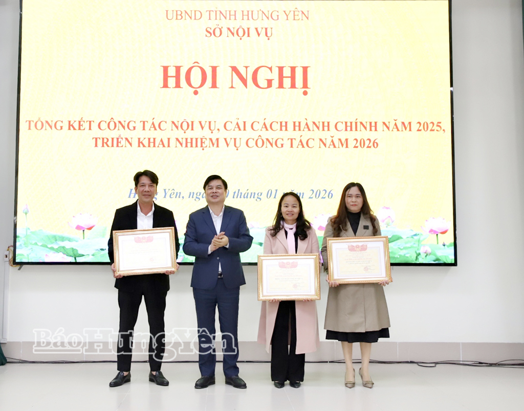 Đồng chí Phó Chủ tịch UBND tỉnh Phạm Văn Nghiêm trao tặng danh hiệu “Tập thể lao động xuất sắc” phong trào xây dựng chính quyền, Sở Nội vụ.