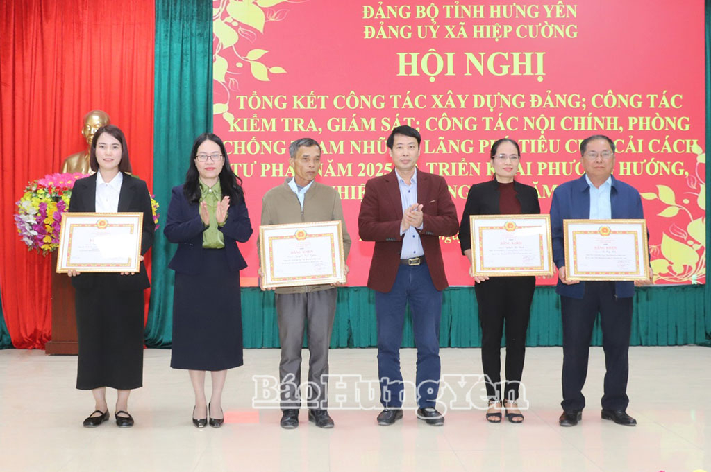 Trao Bằng khen của Ban Thường vụ VV88 casino tặng các VV88.com Sân chơi đẳng cấp châu Á hoàn thành xuất sắc nhiệm vụ 5 năm liền ( 2021 -2025).