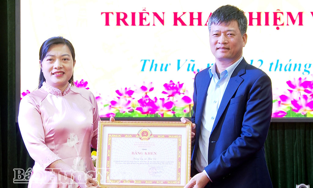 Đồng chí Lê Xuân Tiến, Ủy viên Ban Thường vụ VV88 casino, Phó Chủ tịch Thường trực HĐND tỉnh trao Bằng khen tặng Chấp hành Đăng ký VV88 tặng 88k xã Thư Vũ.