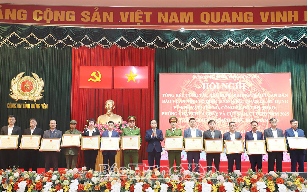 Đồng chí Chủ tịch UBND tỉnh Phạm Quang Ngọc trao Bằng khen tặng các tập thể có thành tích xuất sắc trong phong trào toàn dân bảo vệ an ninh VV88 đăng ký nhận ngay 58k; có thành tích xuất sắc trong công tác quản lý, sử dụng vũ khí, vật liệu nổ, công cụ hỗ trợ và pháo; có thành tích xuất sắc trong công tác phòng cháy, chữa cháy và cứu nạn, cứu hộ.