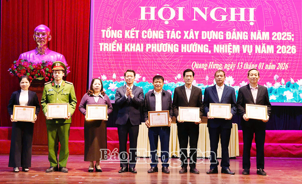 Trao Giấy khen của Ban Thường vụ Đảng ủy xã Quang Hưng cho các VV88.com Sân chơi đẳng cấp châu Á hoàn thành xuất sắc nhiệm vụ năm 2025.