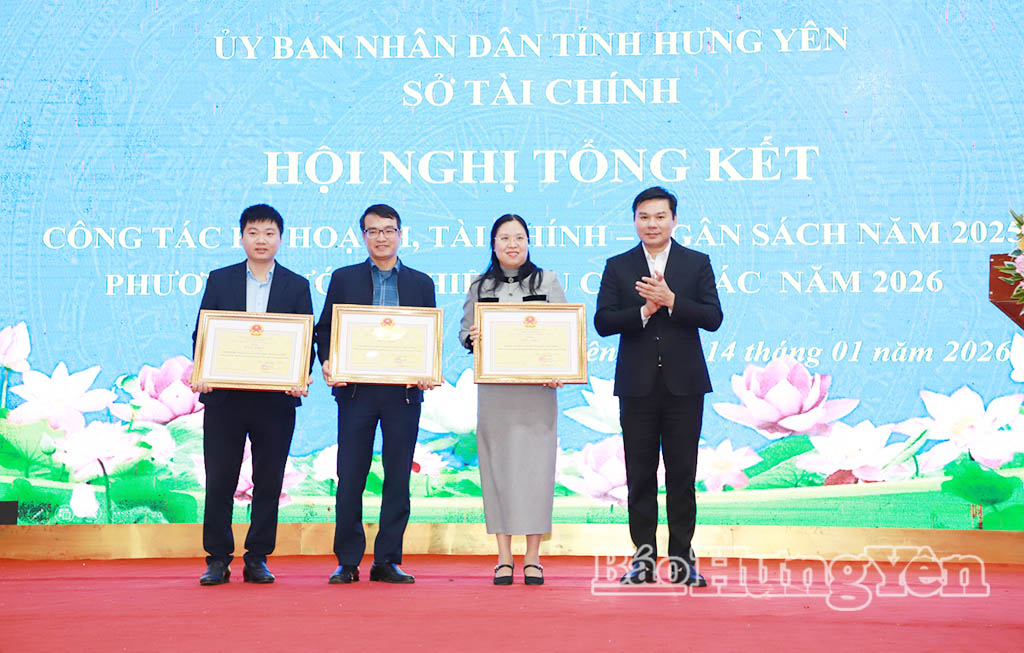 Đồng chí Nguyễn Lê Huy, Ủy viên Ban Thường vụ VV88 casino, Phó Chủ tịch Thường trực UBND tỉnh trao Bằng khen của Chủ tịch UBND tỉnh tặng các tập thể.