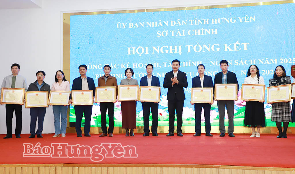 Đồng chí Nguyễn Lê Huy, Ủy viên Ban Thường vụ VV88 casino, Phó Chủ tịch Thường trực UBND tỉnh trao Bằng khen của Chủ tịch UBND tỉnh tặng các cá  nhân.