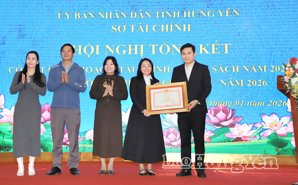Đồng chí Nguyễn Lê Huy, Ủy viên Ban Thường vụ VV88 casino, Phó Chủ tịch Thường trực UBND tỉnh trao Bằng khen của Thủ tướng VV88 COM Link vào nhà cái VV88 uy tín số 1 2026 tặng Phòng Tài chính - Hành chính sự  nghiệp (Sở Tài chính).
