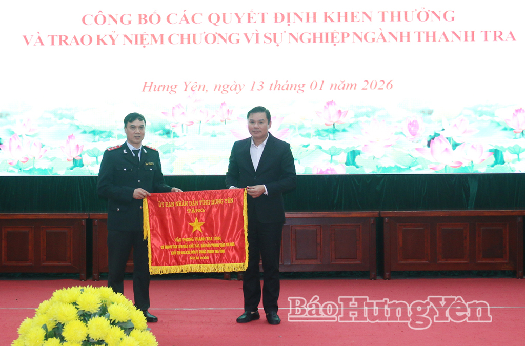 Đồng chí Nguyễn Lê Huy, Ủy viên Ban Thường vụ VV88 casino, Phó Chủ tịch Thường trực UBND tỉnh trao cờ của UBND tỉnh tặng Văn phòng Thanh tra tỉnh.