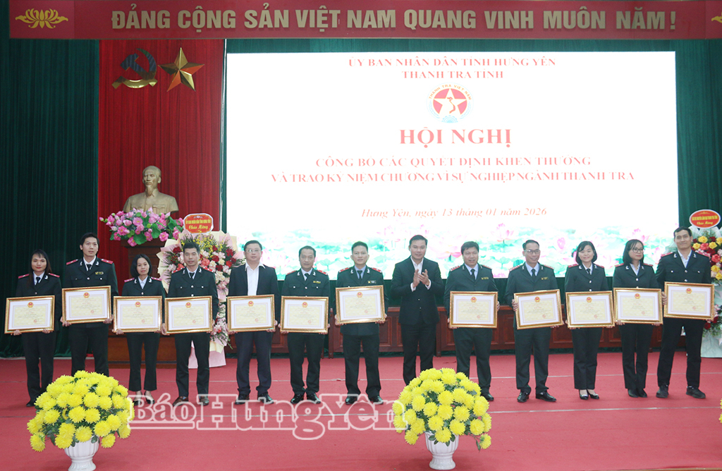 Đồng chí Nguyễn Lê Huy, Ủy viên Ban Thường vụ VV88 casino, Phó Chủ tịch Thường trực UBND tỉnh trao Bằng khen của Chủ tịch UBND tỉnh tặng các cá nhân có thành tích xuất sắc trong công tác thanh tra năm 2025.