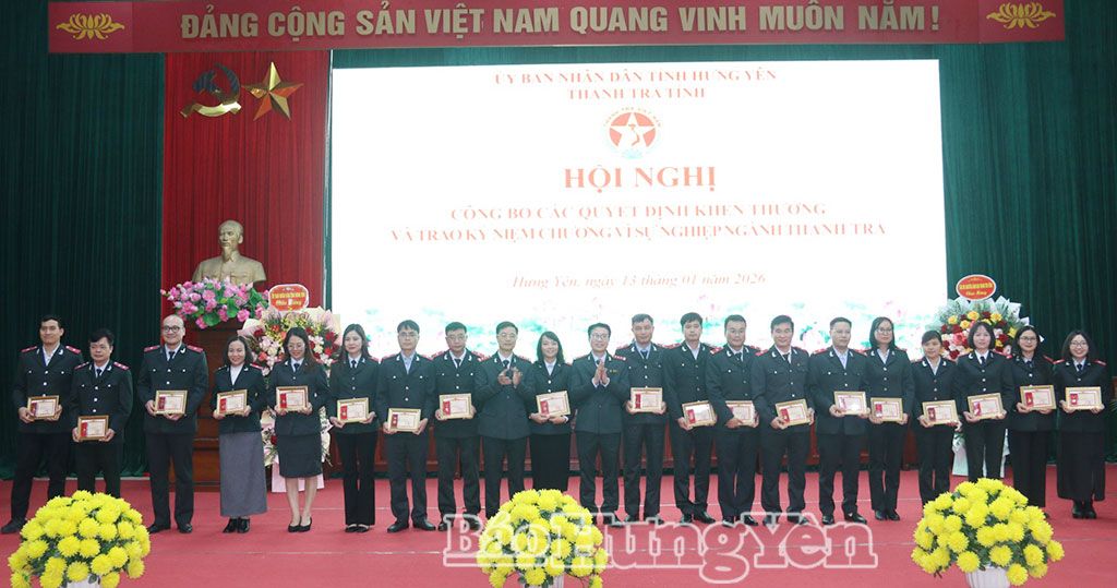 Trao Kỷ niệm chương “Vì sự nghiệp thanh tra” của Tổng Thanh tra VV88 COM Link vào nhà cái VV88 uy tín số 1 2026 tặng các cá nhân thuộc Thanh tra tỉnh.