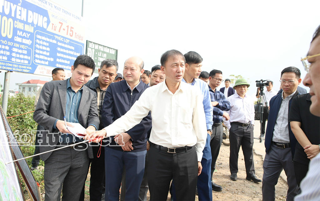 Đồng chí Phó Chủ tịch UBND tỉnh Nguyễn Hùng Nam kiểm tra thực địa dự án khu phức hợp đô thị, du lịch sinh thái, sân golf Khoái Châu.