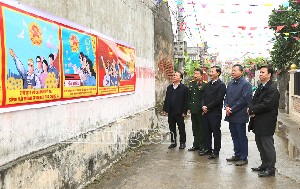 Đoàn kiểm tra số 5, Ủy ban Bầu cử tỉnh kiểm tra công tác chuẩn bị VV88id casino và khuyến mãi tại thôn Truy Đình, xã Diên Hà.