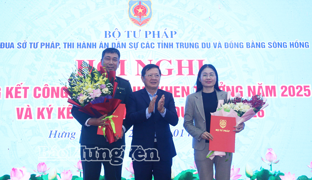 Đồng chí Mai Lương Khôi, Thứ trưởng Bộ Tư pháp trao quyết định cử Cụm trưởng, Phó Cụm trưởng Cụm thi đua Sở Tư pháp; THADS các tỉnh trung du và đồng bằng sông Hồng năm 2026.