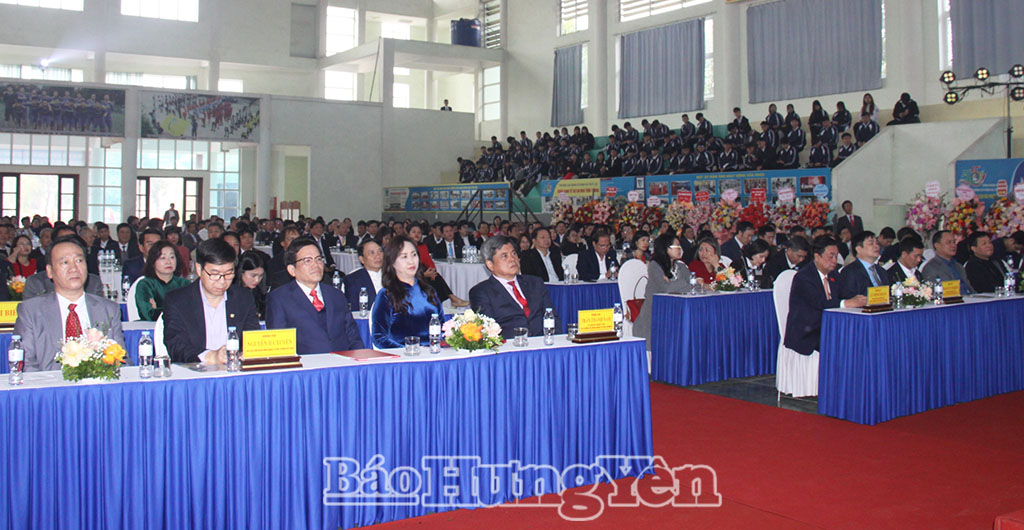 Toàn cảnh lễ công bố quyết định sáp nhập trường.