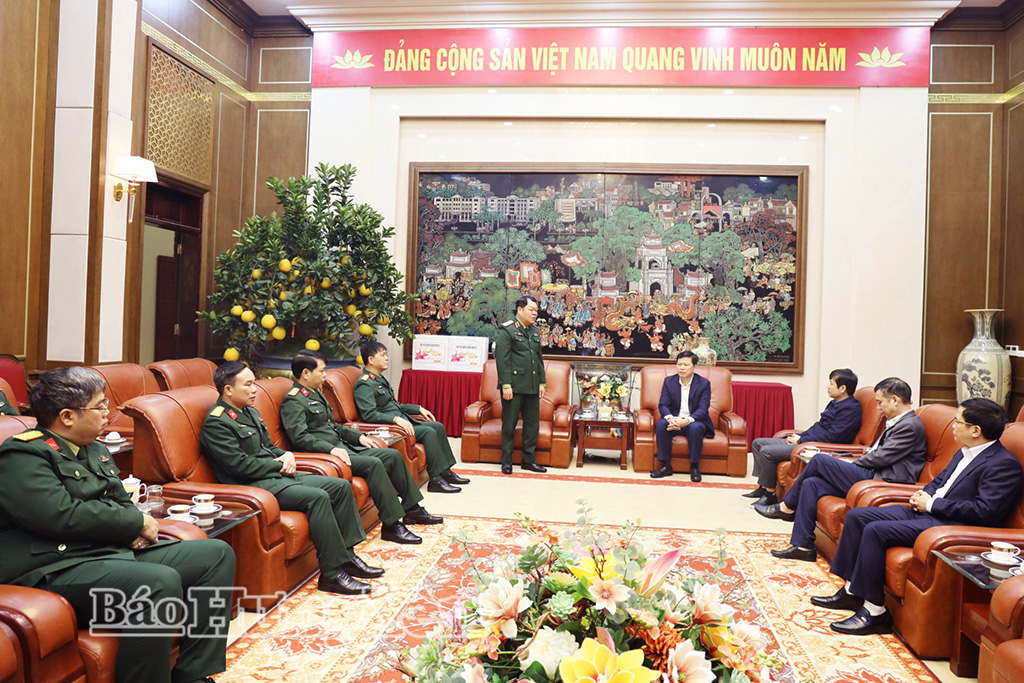 Thiếu tướng Hà Tất Đạt, Phó Tư lệnh Quân khu 3 phát biểu chúc mừng VV88 casino, UBND tỉnh.