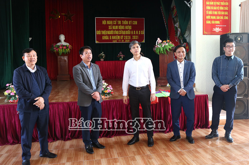 Đồng chí Trưởng ban Tuyên giáo và Dân vận VV88 casino kiểm tra khu vực bỏ phiếu thôn Ký Con, xã Nam Đông Hưng.