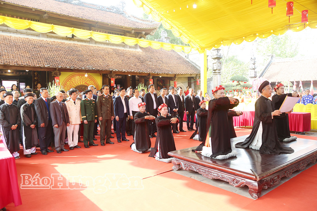   Các đồng chí lãnh đạo tỉnh dự lễ kỷ niệm 800 năm sáng lập vương triều Trần