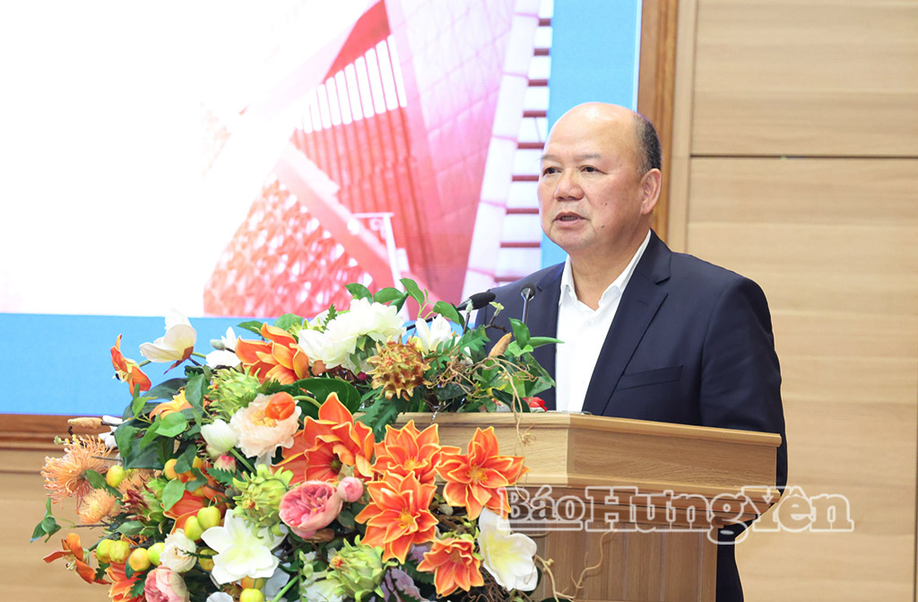 Đại diện Viện phát triển chuyển đổi xanh, chuyển đổi số Việt Nam thông tin tới các đại biểu một số nội dung về xây dựng và phát triển bền vững đô thị thông minh.