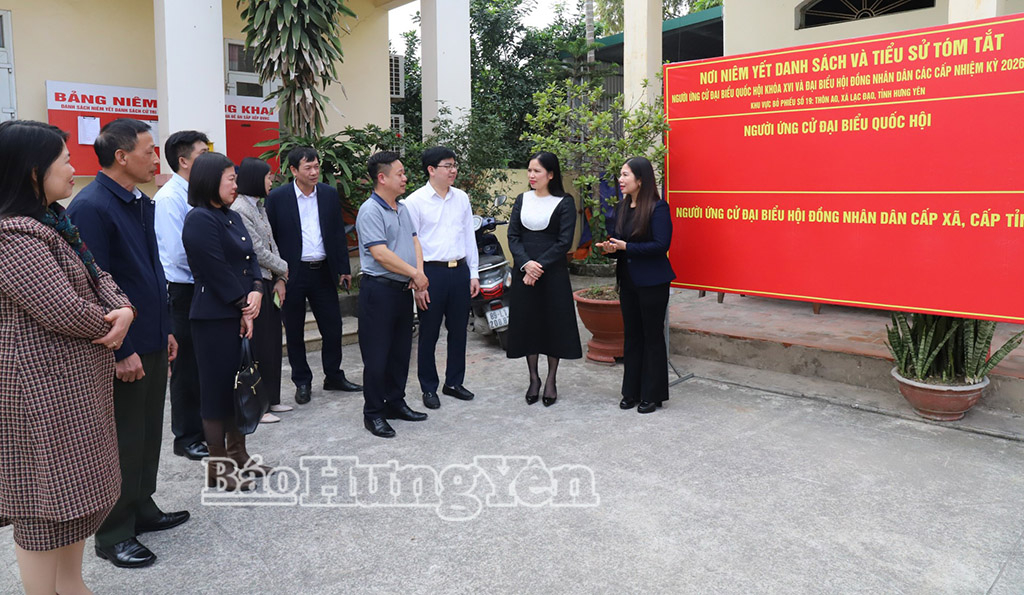 Đoàn kiểm tra thực tế nơi dự kiến bỏ phiếu VV88id casino và khuyến mãi tại thôn Ao (xã Lạc Đạo).