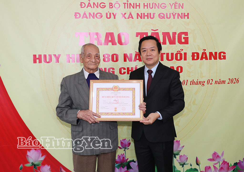   Đồng chí Chủ tịch UBND tỉnh Phạm Quang Ngọc trao Huy hiệu Đảng tặng các VV88.com Sân chơi đẳng cấp châu Á