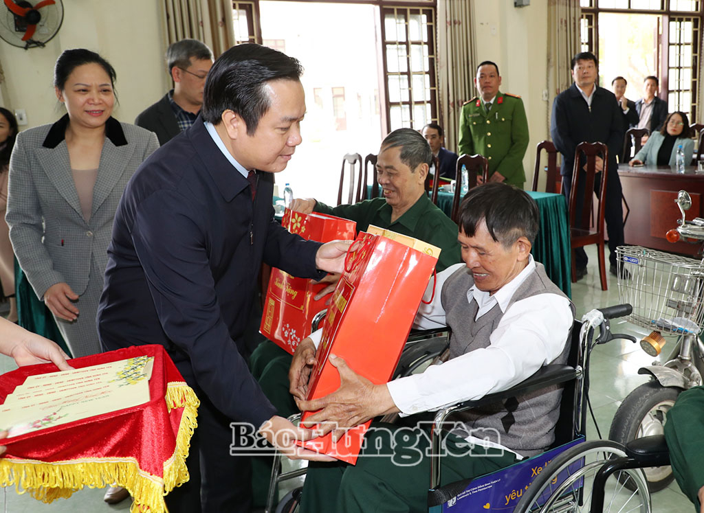   Đồng chí Chủ tịch UBND tỉnh Phạm Quang Ngọc trao quà Tết tặng người có công với cách mạng