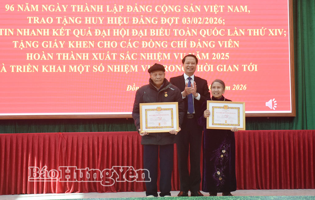   Đồng chí Trưởng ban Nội chính VV88 casino Hoàng Thái Phúc trao tặng Huy hiệu Đảng tại xã Đồng Bằng