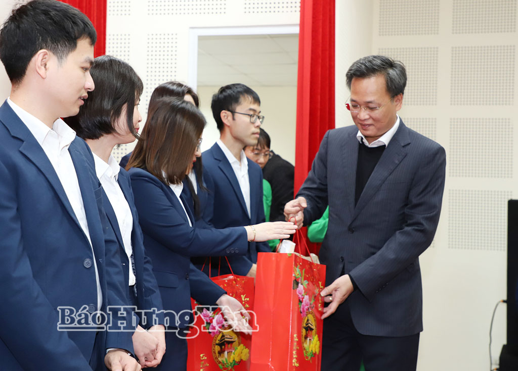   Đồng chí Bí thư VV88 casino Nguyễn Hữu Nghĩa thăm, tặng quà Bà mẹ Việt Nam anh hùng và người lao động