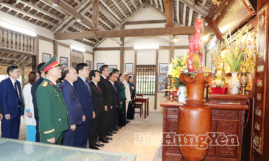   Lãnh đạo tỉnh dâng hương, dâng hoa tưởng niệm Chủ tịch Hồ Chí Minh, đồng chí Nguyễn Đức Cảnh, Tổng Bí thư Nguyễn Văn Linh, các Bà mẹ Việt Nam anh hùng và các anh hùng liệt sĩ